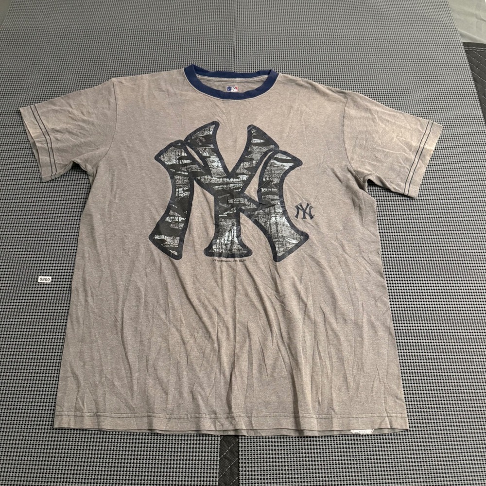 MLB New York Yankees T Shirt Mens Large Gray Distressed Logo Short Sleeve Tee